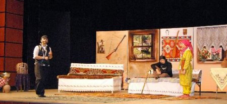 Liselilerin Rol Aldığı Tiyatro Oyununda Salon Tamamen Doluyor