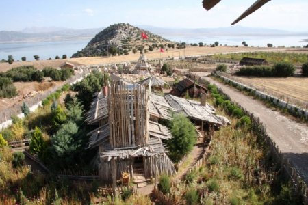 LİSİNİA’da, kuşlar dünya barışı için doğaya bırakıldı