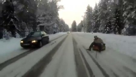 Litvanyalı Gençlerden Trafikte Tehlikeli Gösteri