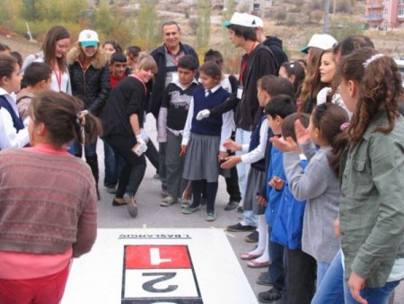 Litvanyalı öğrenciler 'seksek' oynadı