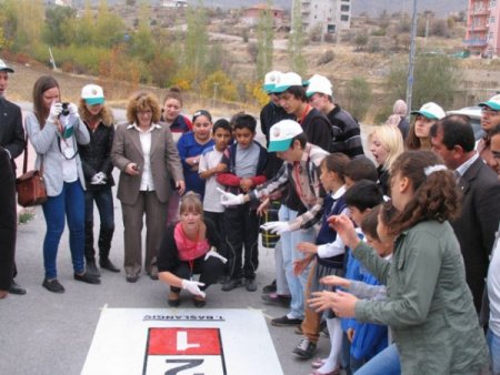 Litvanyalı öğrenciler 'seksek' oynadı