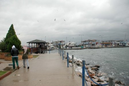 Lodos, İzmit Körfezi'nde denizin yükselmesine neden oldu