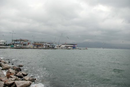 Lodos, İzmit Körfezi'nde denizin yükselmesine neden oldu