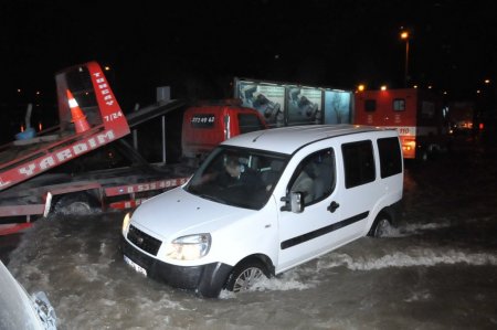 Lodos, Karşıyaka’da da su baskınına neden oldu