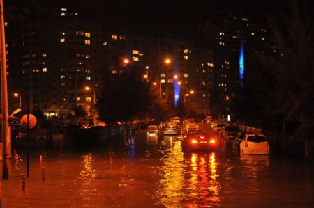 Lodos, Karşıyaka’da da su baskınına neden oldu