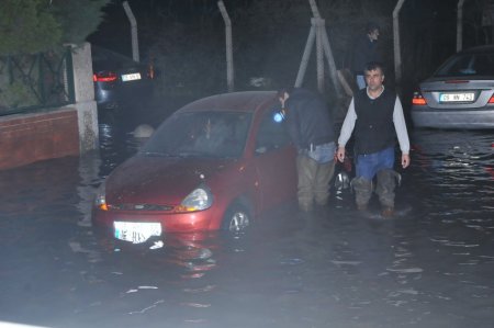 Lodos, Karşıyaka’da da su baskınına neden oldu