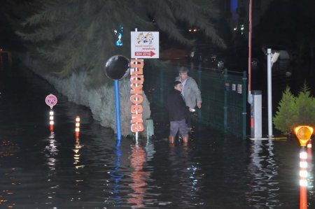 Lodos, Karşıyaka’da da su baskınına neden oldu