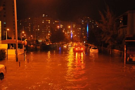 Lodos, Karşıyaka’da da su baskınına neden oldu