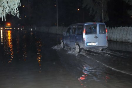 Lodos, Karşıyaka’da da su baskınına neden oldu