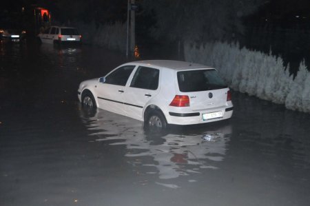 Lodos, Karşıyaka’da da su baskınına neden oldu