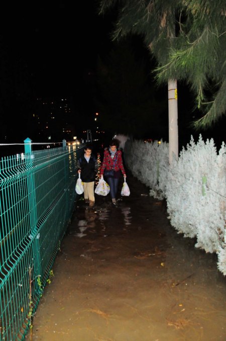 Lodos, Karşıyaka’da da su baskınına neden oldu