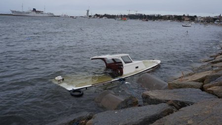 Lodos tekne batırdı