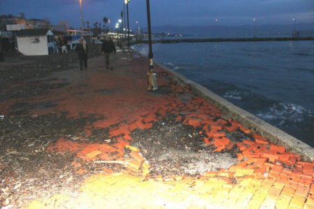 Lodos ve dev dalgalar kaldırım taşlarını söktü