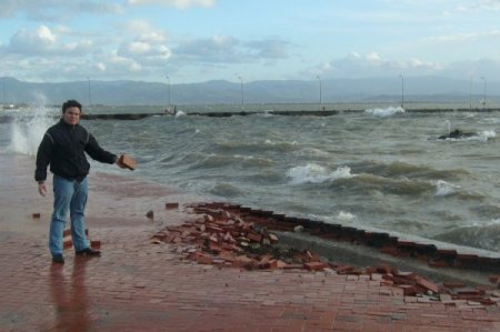 Lodos ve dev dalgalar kaldırım taşlarını söktü