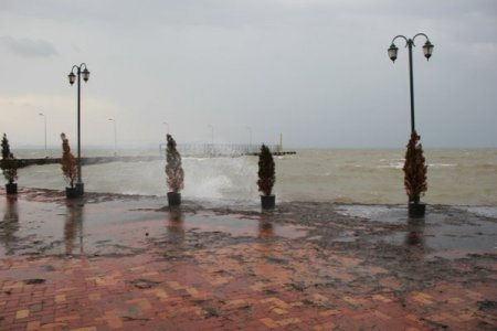 Lodos ve yağmur Edremit Körfezi'ni esir aldı