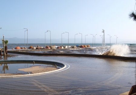 Lodos ve yağmur Edremit Körfezi'ni esir aldı