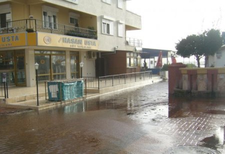 Lodos ve yağmur Edremit Körfezi'ni esir aldı