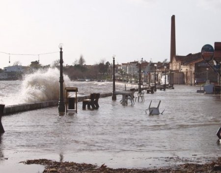 Lodos ve yağmur Edremit Körfezi'ni esir aldı