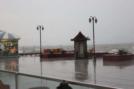 Lodos ve yağmur Edremit Körfezi'ni esir aldı