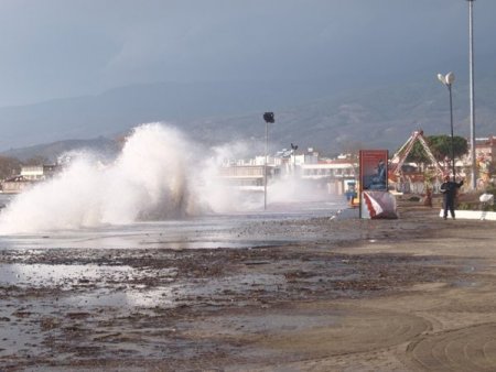 Lodos ve yağmur Edremit Körfezi'ni esir aldı