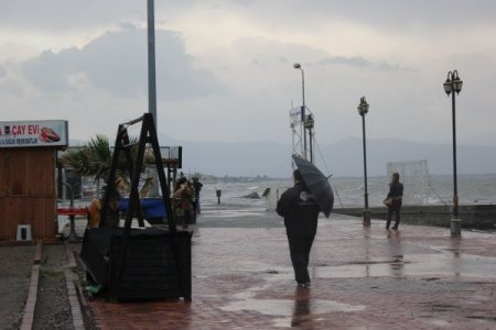 Lodos ve yağmur Edremit Körfezi'ni esir aldı