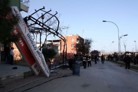 Lodos Yüzünden 300 Metre Uçan Çatı, 7 Katlı Binaya Çarptı