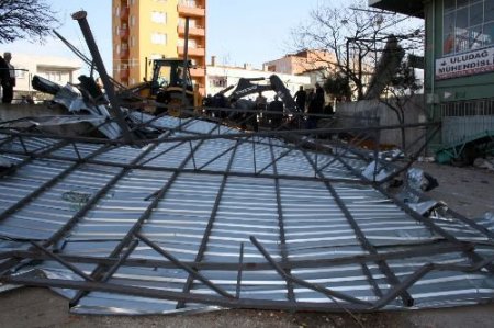 Lodos Yüzünden 300 Metre Uçan Çatı, 7 Katlı Binaya Çarptı