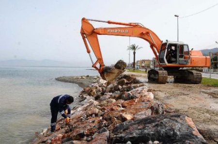 Lodosun Taşırmasını Önlemek İçin Deniz Kenarına Büyük Taşlar Diziliyor