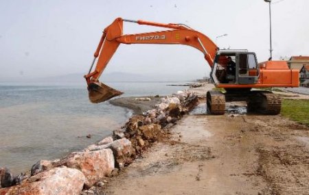 Lodosun Taşırmasını Önlemek İçin Deniz Kenarına Büyük Taşlar Diziliyor
