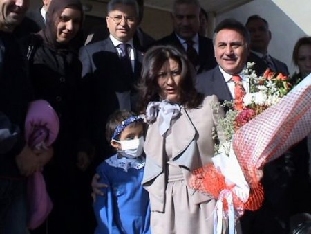 Lösemi Hastası Aleyna, Önlük Hediye Eden Bakan Çubukçu'yu Çiçeklerle Uğurladı
