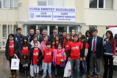 Lösemili çocuklar, polisi ziyaret etti