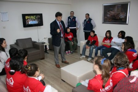 Lösemili çocuklar, polisi ziyaret etti