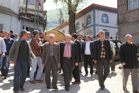 Loto milyoneri toprağa verildi