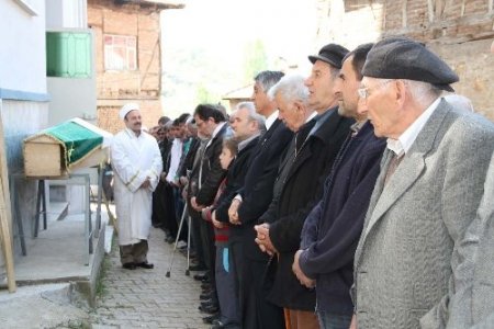 Loto milyoneri toprağa verildi