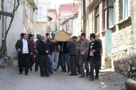 Loto milyoneri toprağa verildi