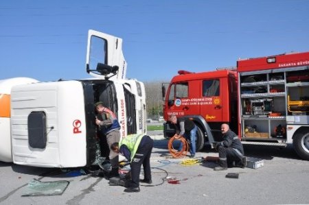 LPG tankeri devrildi, sürücünün öldüğü kazada faciadan dönüldü