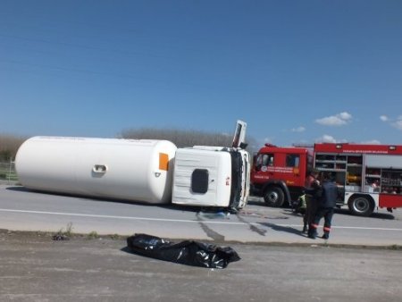 LPG tankeri devrildi, sürücünün öldüğü kazada faciadan dönüldü