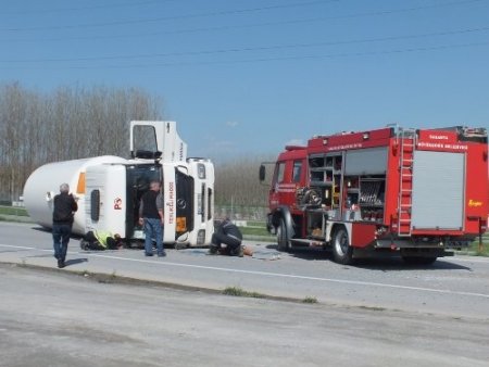 LPG tankeri devrildi, sürücünün öldüğü kazada faciadan dönüldü