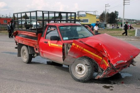 Lpg Tankeri Pikaba Çarptı: 2 Yaralı