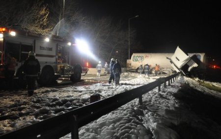 Lpg Tankı Taşıyan Tır, E-5'te Yan Yattı