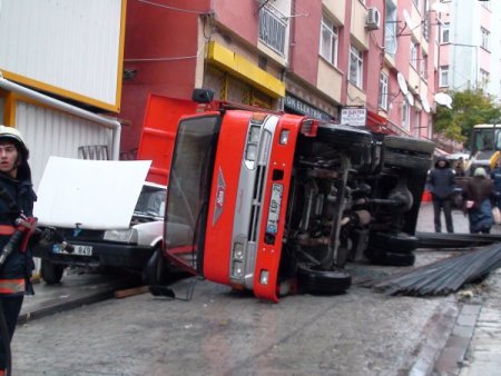 LPG yüklü kamyon devrildi
