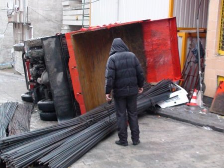 LPG yüklü kamyon devrildi