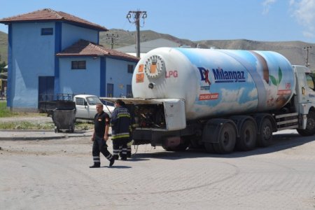 Lpg Yüklü Tankerin Kamyona Çarpması Korkuttu