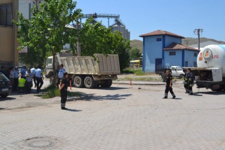 Lpg Yüklü Tankerin Kamyona Çarpması Korkuttu