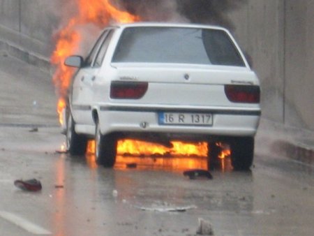 Lpg'li Araç Alev Aldı, Sürücü Son Anda Kurtarıldı