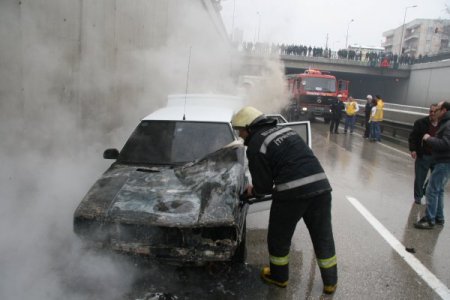 Lpg'li Araç Alev Aldı, Sürücü Son Anda Kurtarıldı