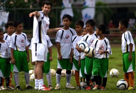 Luis Figo Endonezya'da 'futbol Hocası' Oldu