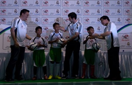 Luis Figo Endonezya'da 'futbol Hocası' Oldu