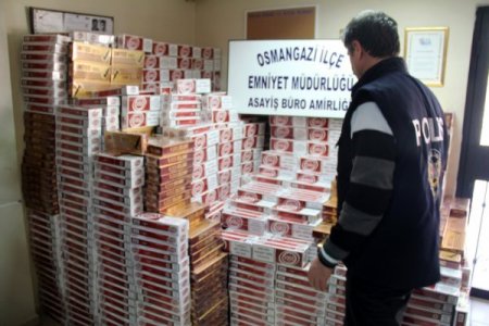 Lüks arabayla kaçak sigara sevkiyatı