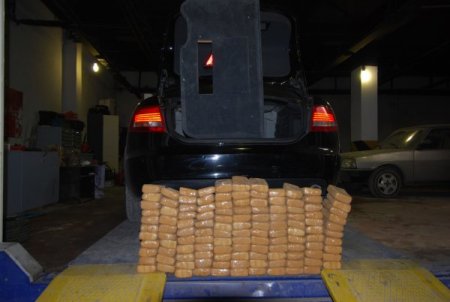 Lüks Araçtaki Eroine Film Gibi Operasyon